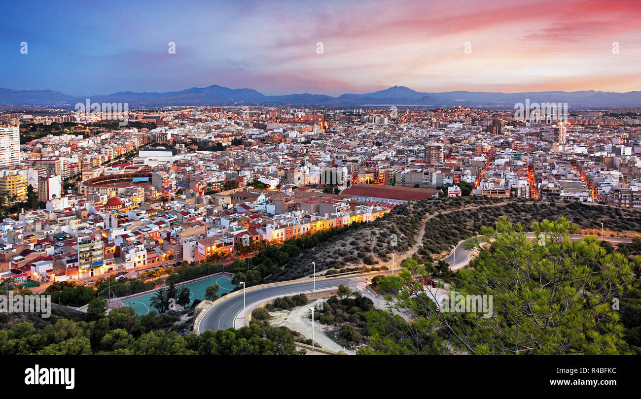 Spanien - Alicante ist mediterrane Stadt, Skyline bei Nacht Stockfoto