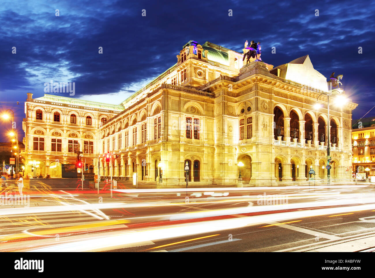 Wiener Staatsoper bei Nacht mit Verkehr Stockfoto