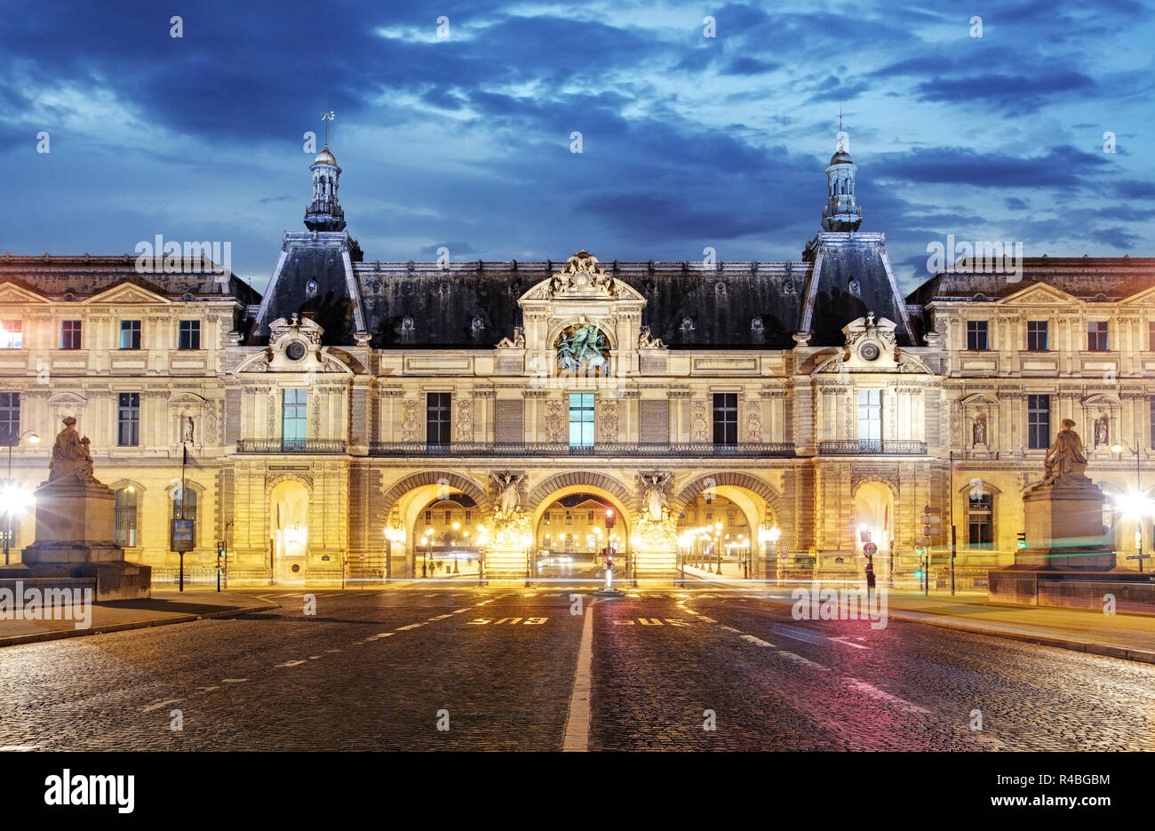 PARIS, Frankreich - 7 November 2015: Louvre im Sunrise Stockfoto