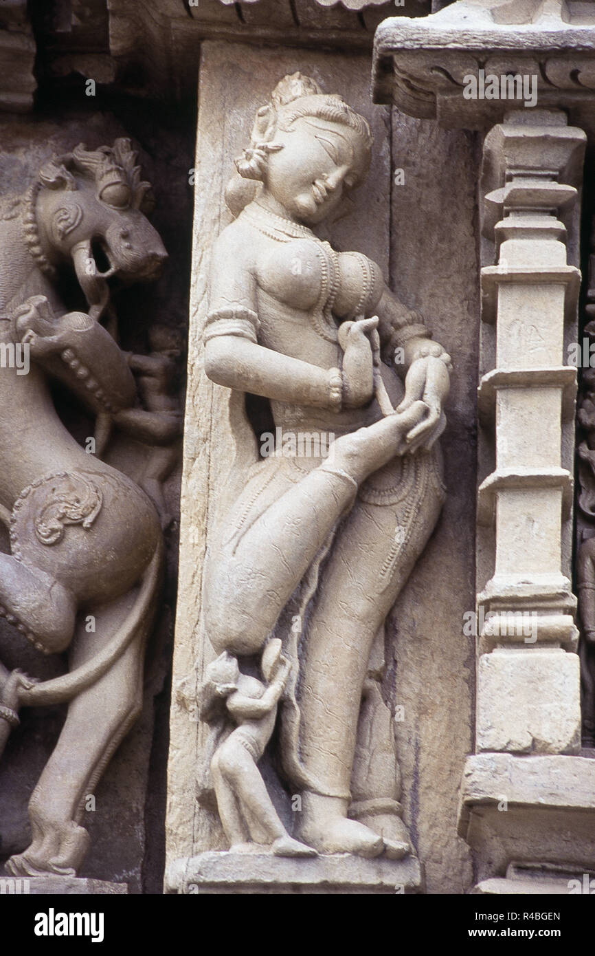 Steinbildhauerei auf parshvanatha Tempel, Khajuraho, Madhya Pradesh, Indien, Asien Stockfoto