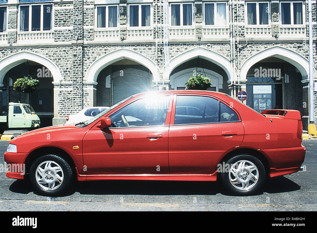 Mitsubishi Lancer rotes Auto, Mumbai, Indien, Asien Stockfoto