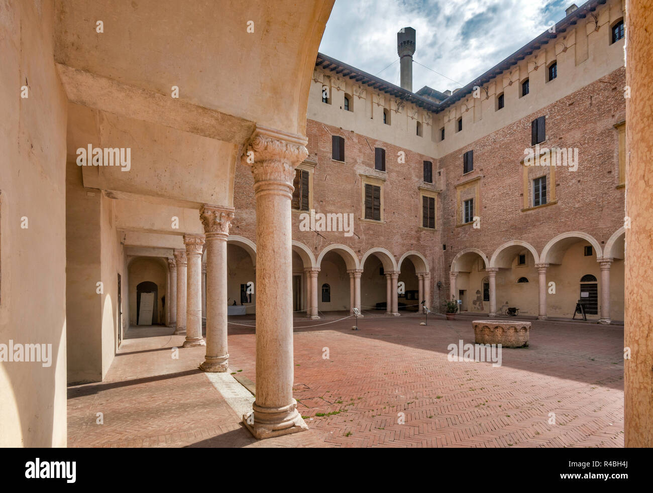 Innenhof des Palazzo Ducale, in das Dorf von Revere, Lombardei, Italien Stockfoto