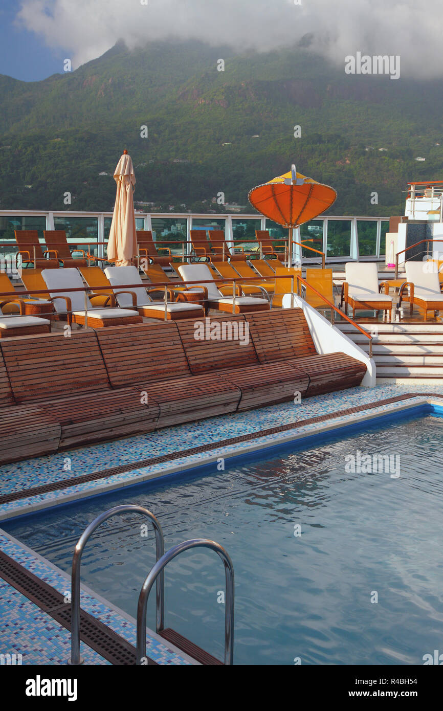 Mit Pool auf Kreuzfahrtschiff und tropischen Küste Deck Stockfoto