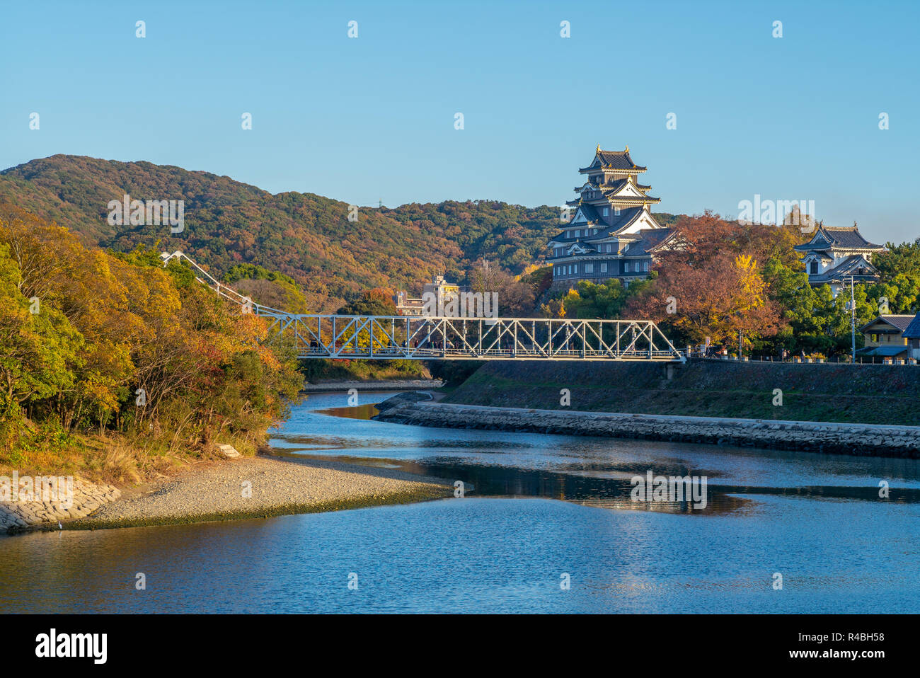 Okayama Castle (Ujo) am Fluss Asahi in Japan Stockfoto