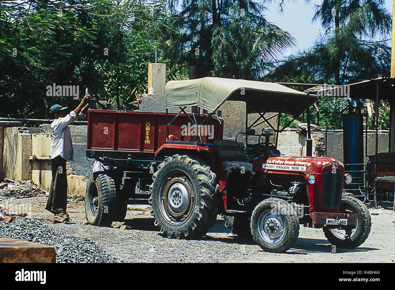 Traktor für Straßenreparaturen, Shanishinganapur, Maharashtra, Indien, Asien Stockfoto