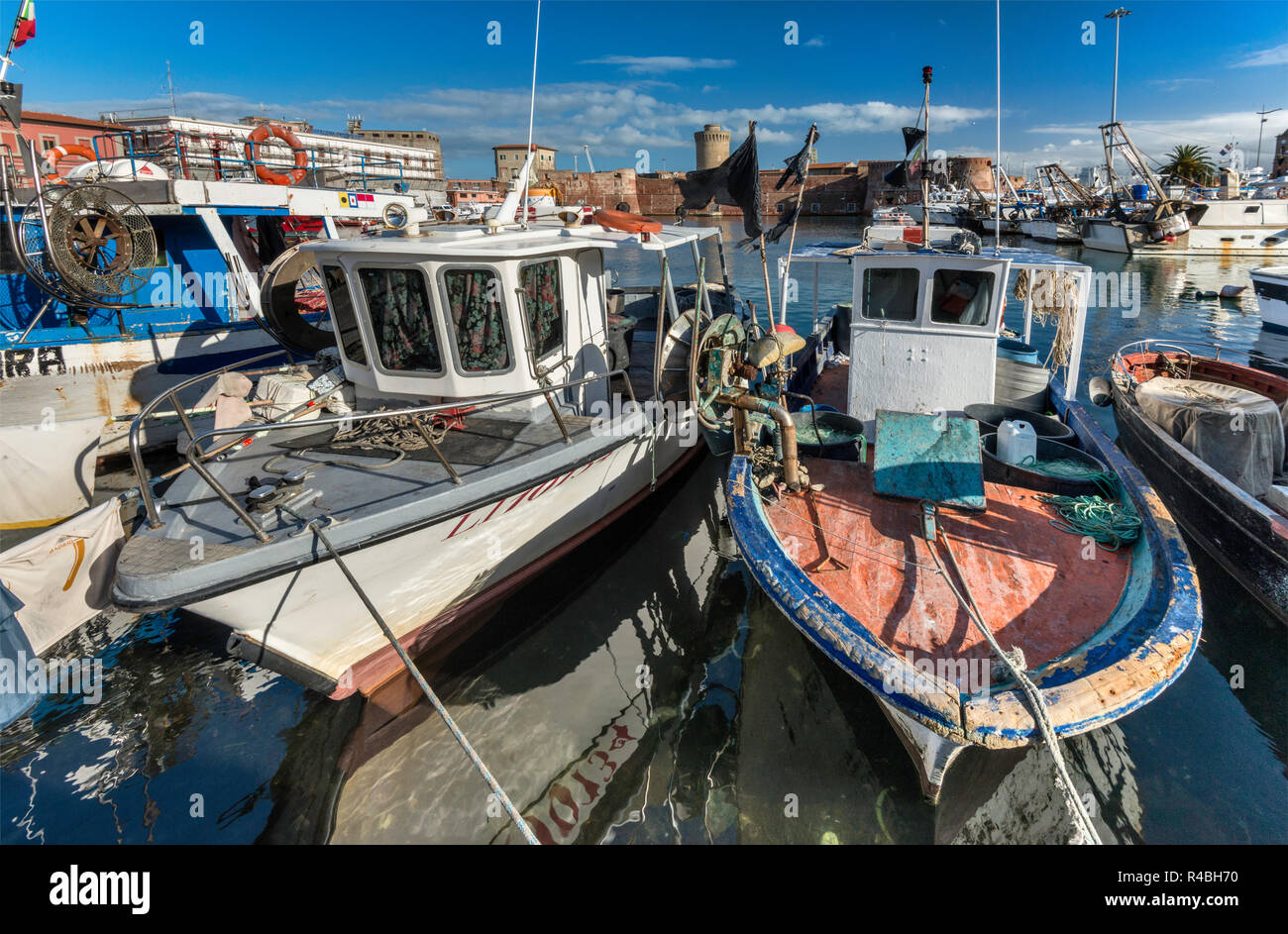 Fischerboote im Hafen, Fortezza Vecchia (alte Festung), mittelalterliche Festung in Livorno, Toskana, Italien Stockfoto