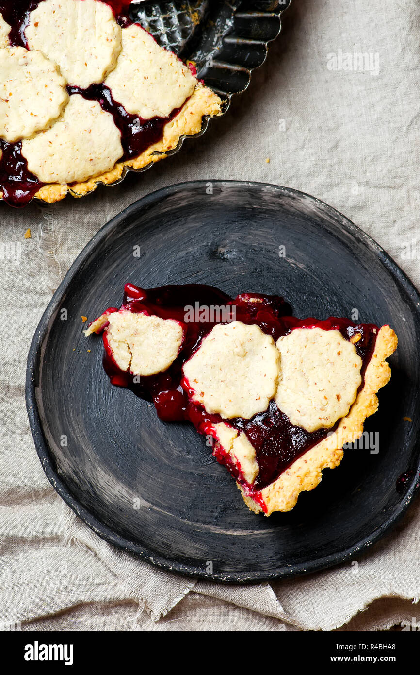Almond Tart Cherry. nach oben Blick.style Vintage. selektive Fokus Stockfoto