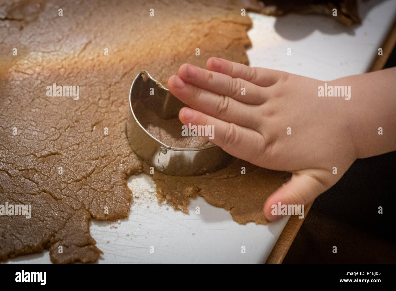 Gemeinsames Plätzchenbacken in der Familie Stockfoto