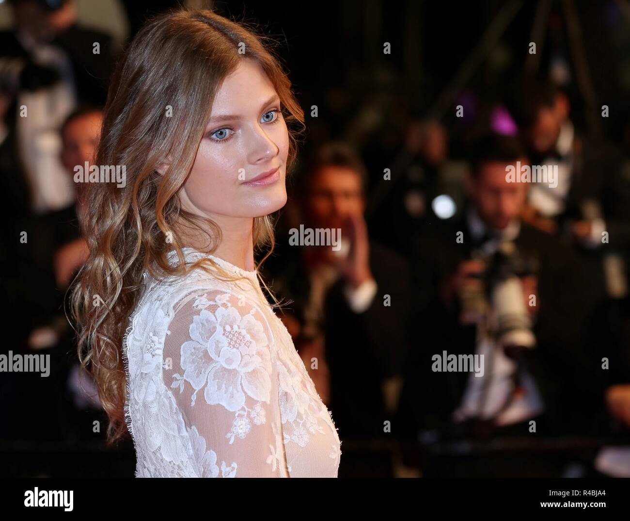 CANNES, Frankreich - 14. MAI 2018: Constance Jablonski geht der rote Teppich an "das Haus, das Jack gebaut" Screening am 71. Festival de Cannes. Stockfoto