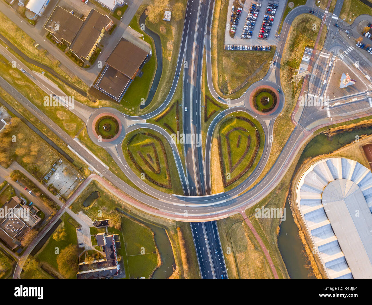 Moderne Autobahnring rund um die Stadt Groningen mit Kreisverkehr und Rampe für Fahrzeuge Stockfoto