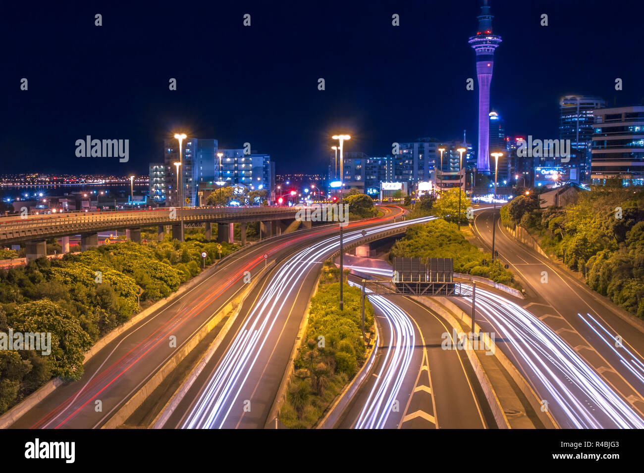 Autobahn bei Nacht Verkehr im Stadtzentrum von Auckland am Horizont, Neuseeland Stockfoto