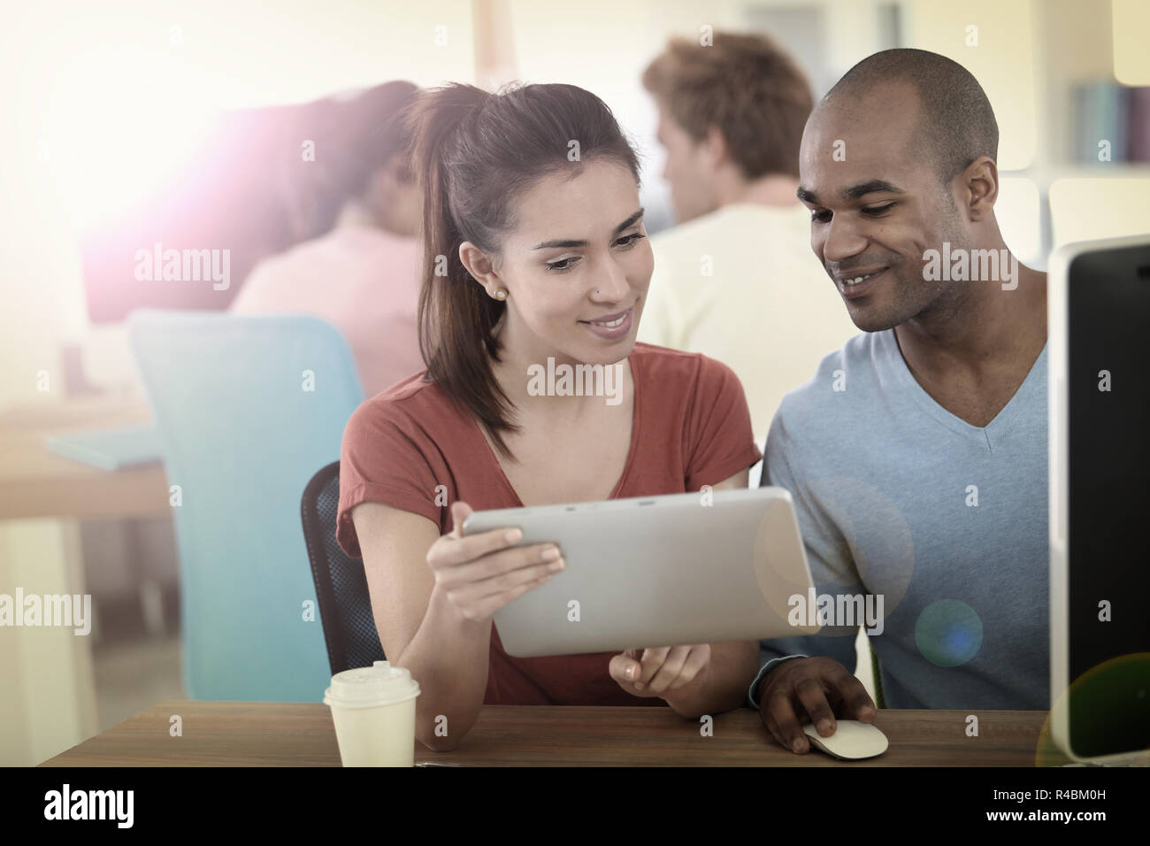 Schüler in der Klasse auf digitalen Tablet angeschlossen Stockfoto