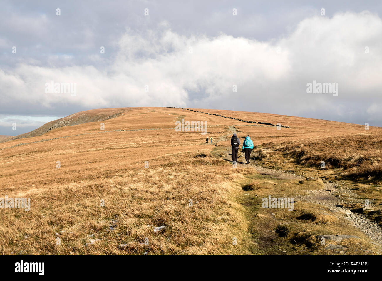 Wanderer auf dem Gipfel des Hohen Straße von thornthwaite Crag, Lake District, Cumbria, Großbritannien Stockfoto