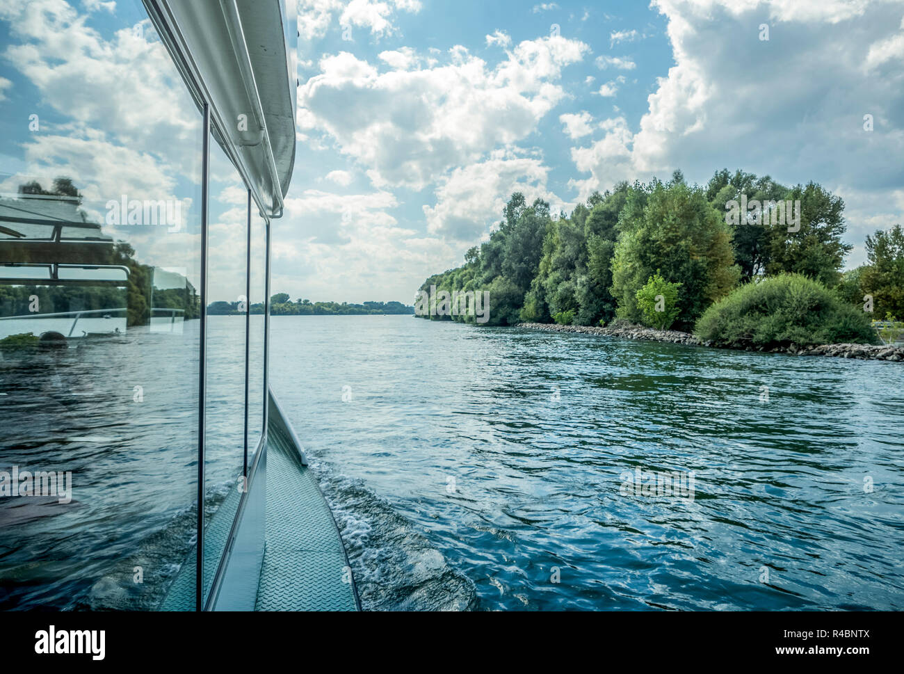 Fahrt mit dem Schiff auf dem Rhein Stockfoto