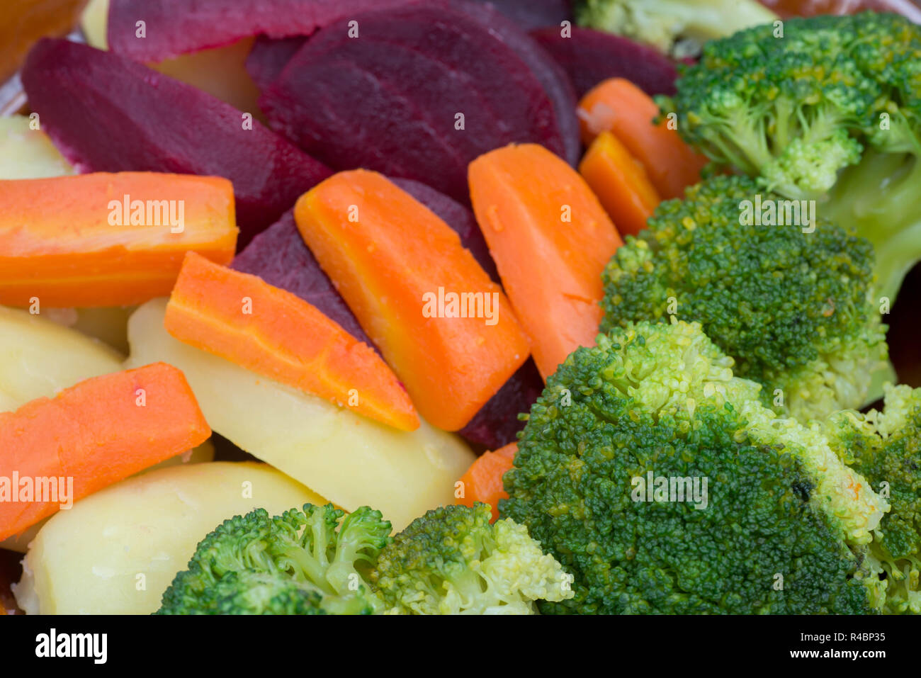 Gruppe von gedünstetem Gemüse auf dem Teller Stockfoto