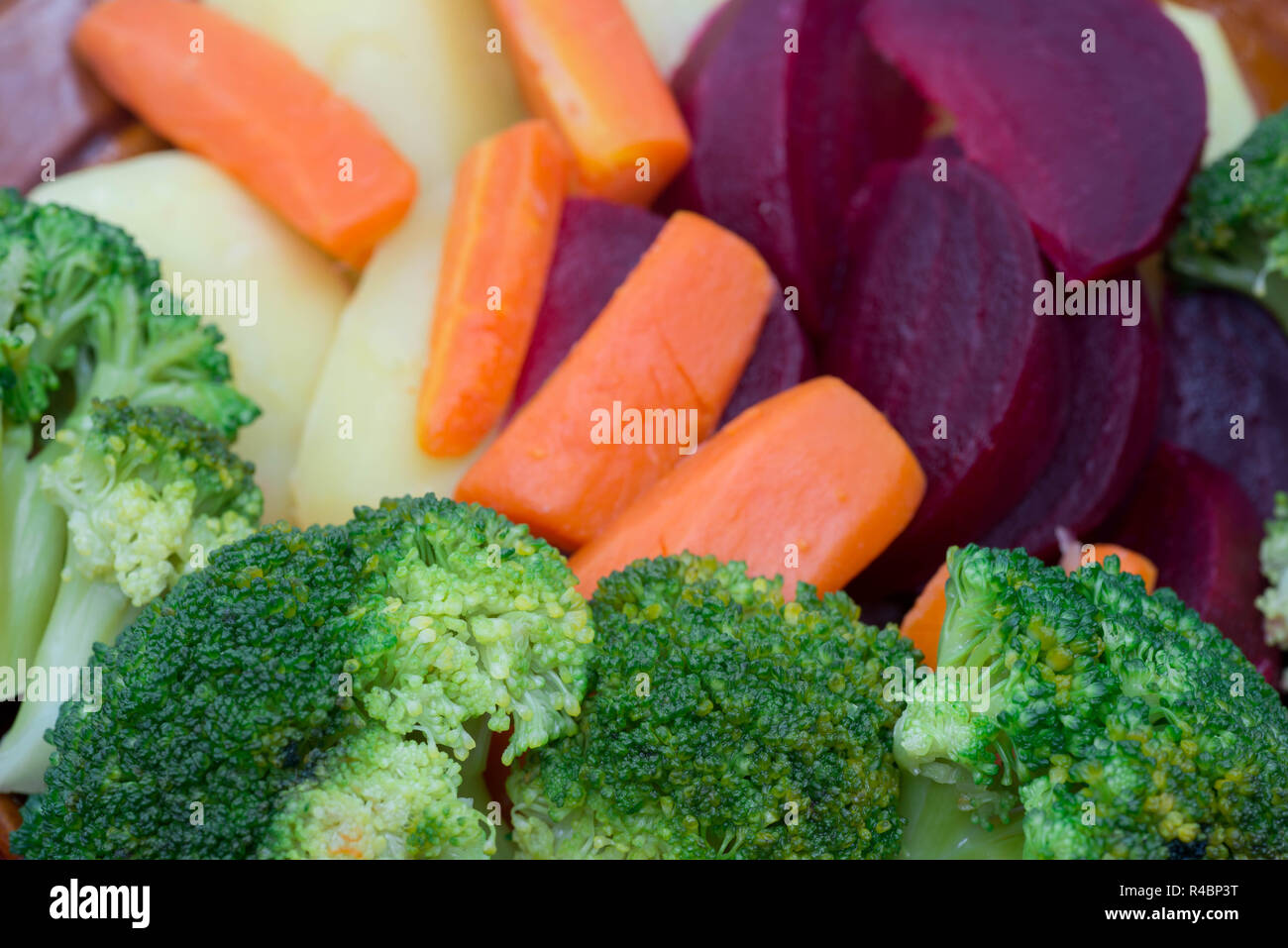 Gruppe von gedünstetem Gemüse auf dem Teller Stockfoto