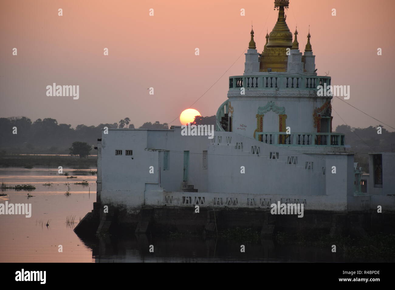 Sonnenuntergang auf Taung Tha Mann See von U-Bein Brücke aus Teakholz, die älteste Brücke der Welt - Amarapura, Myanmar Stockfoto