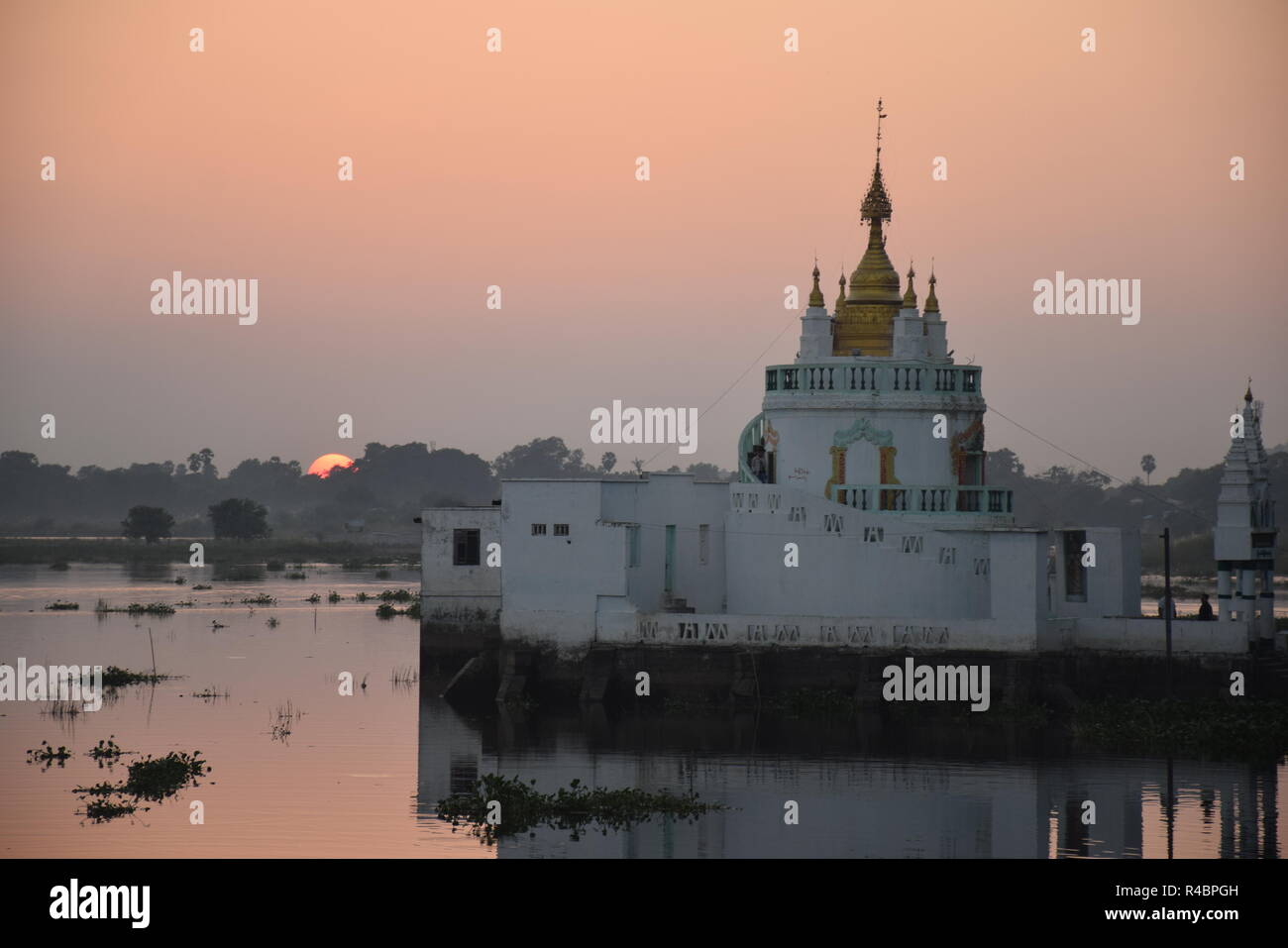 Sonnenuntergang auf Taung Tha Mann See von U-Bein Brücke aus Teakholz, die älteste Brücke der Welt - Amarapura, Myanmar Stockfoto