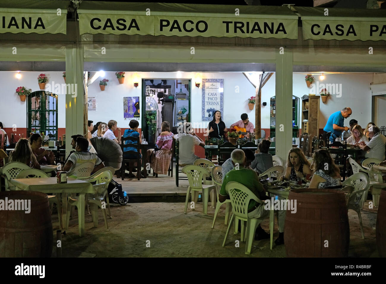 Eine Bar in der Nacht in El Rocio, Spanien. Stockfoto
