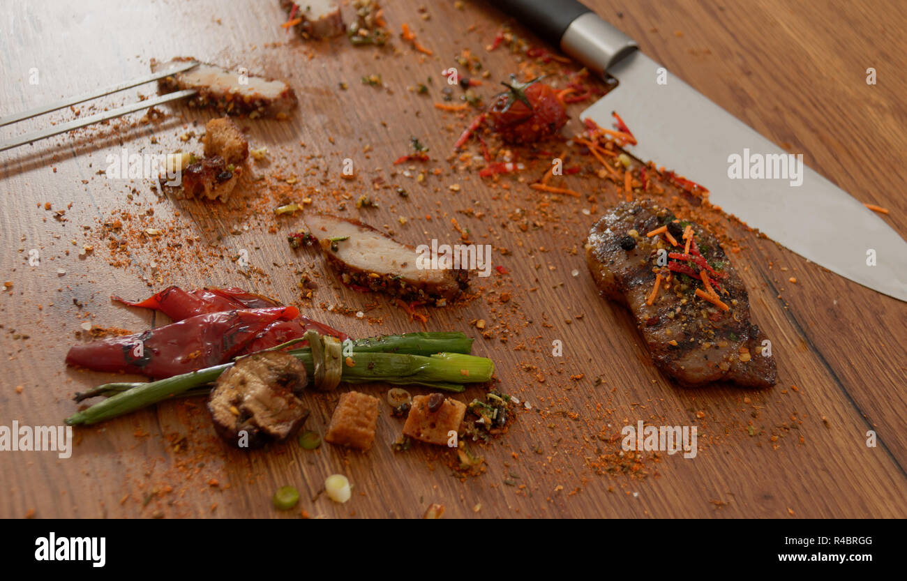 Wild Schwein Rind in Scheiben geschnitten auf Bambus Platte gekrönt mit Paprika und weißer Wein Stockfoto