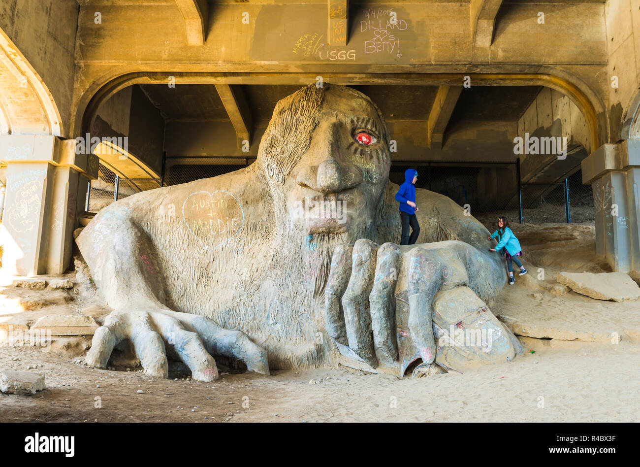 Seattle, Washington, USA. 02/17/15: Szene aus einem großen Sand troll Skulptur unter dem Aurora Brücke. Stockfoto