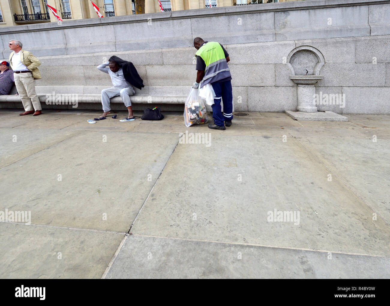 Reiniger Abholung Wurf auf dem Trafalgar Square, London, England, UK. Stockfoto