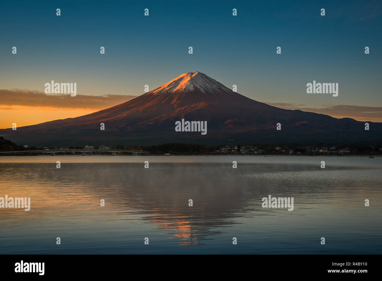 Mt. Fuji über dem See Kawaguchiko bei Sonnenaufgang in Fujikawaguchiko, Japan. Stockfoto