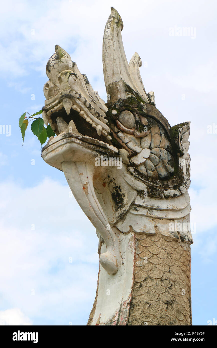 Kleine Pflanzen in den Mund von Naga Skulptur im Wat Phumin buddhistischen Tempel, historischer Ort in Nan Province, Northern Thailand wächst Stockfoto