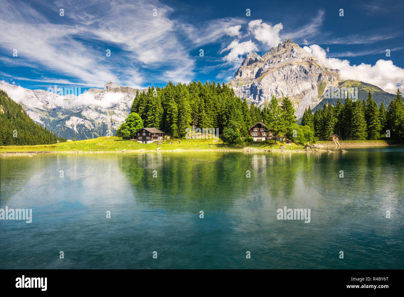 Arnisee mit Schweizer Alpen. Arnisee ist ein Stausee im Kanton Uri, Schweiz, Europa. Stockfoto