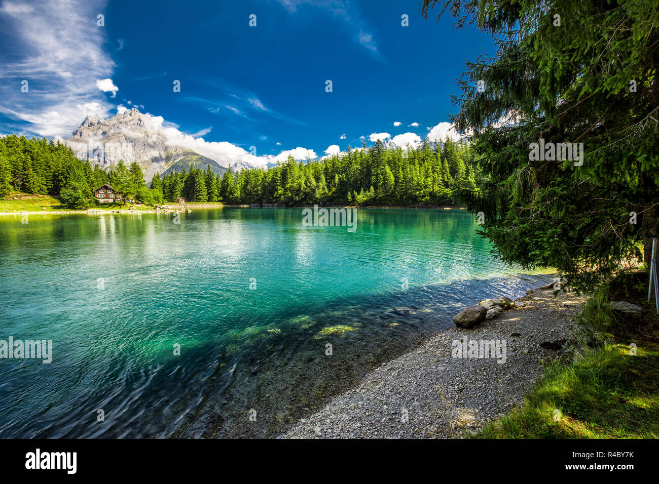 Arnisee mit Schweizer Alpen. Arnisee ist ein Stausee im Kanton Uri, Schweiz, Europa. Stockfoto