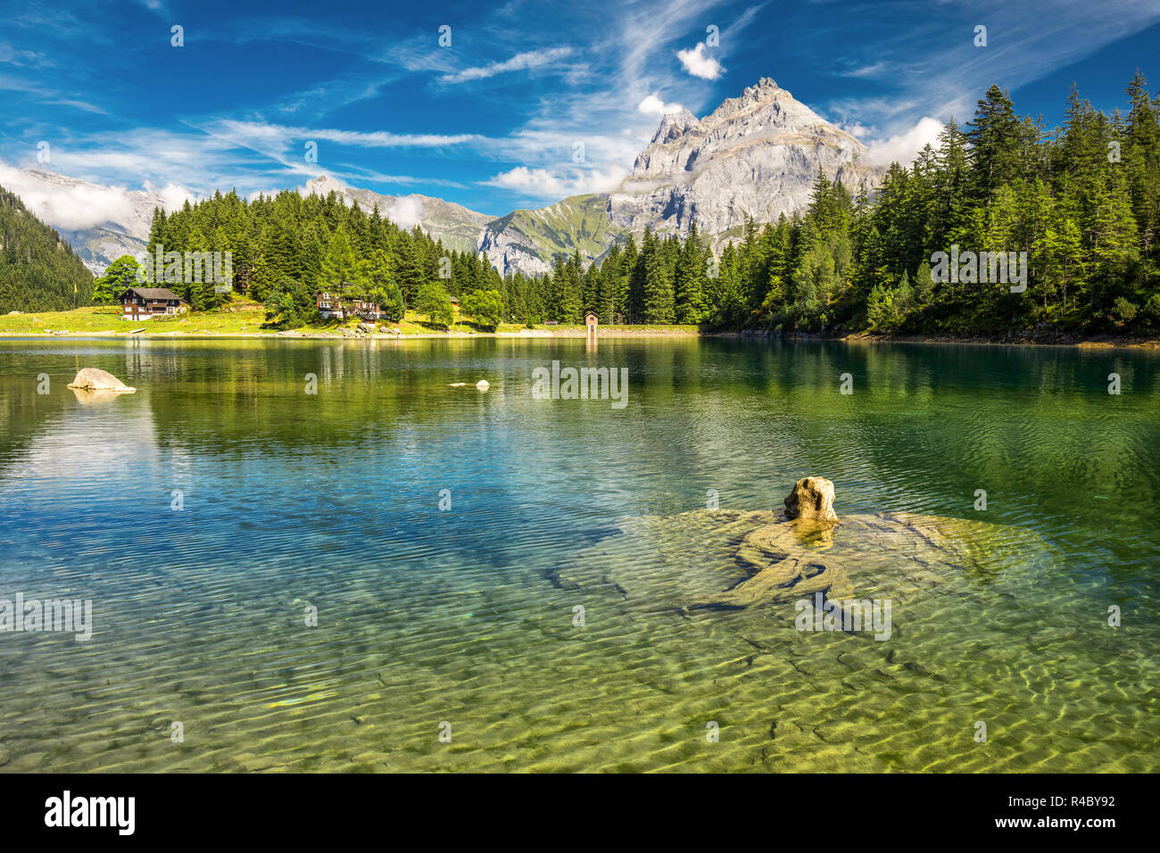 Arnisee mit Schweizer Alpen. Arnisee ist ein Stausee im Kanton Uri, Schweiz, Europa. Stockfoto