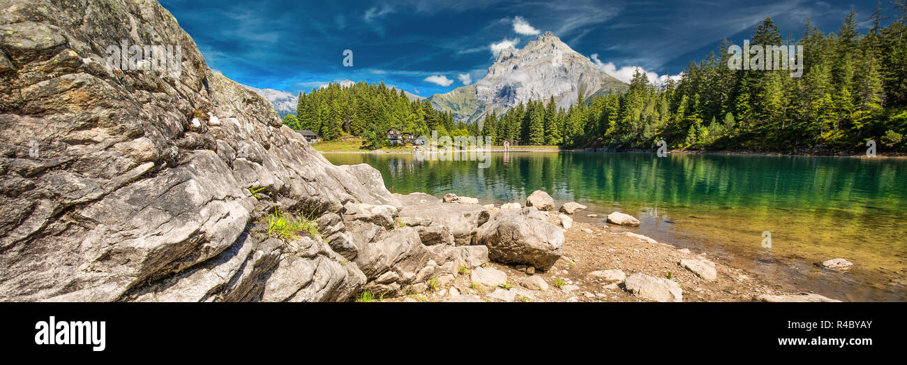 Arnisee mit Schweizer Alpen. Arnisee ist ein Stausee im Kanton Uri, Schweiz, Europa. Stockfoto