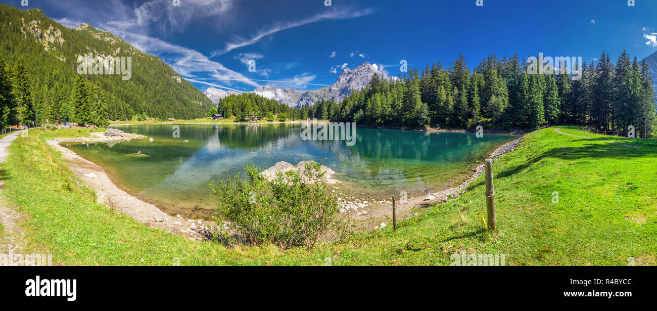 Arnisee mit Schweizer Alpen. Arnisee ist ein Stausee im Kanton Uri, Schweiz, Europa. Stockfoto