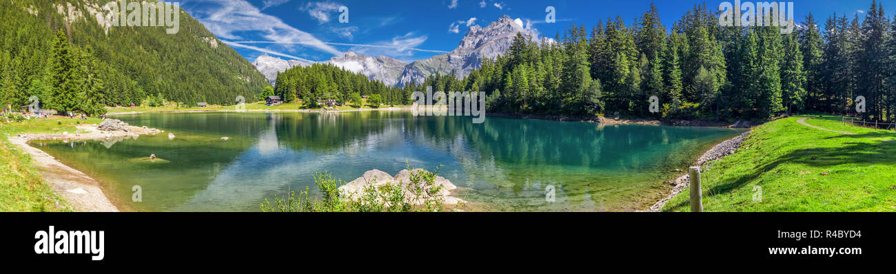 Arnisee mit Schweizer Alpen. Arnisee ist ein Stausee im Kanton Uri, Schweiz, Europa. Stockfoto
