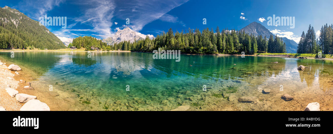 Arnisee mit Schweizer Alpen. Arnisee ist ein Stausee im Kanton Uri, Schweiz, Europa. Stockfoto
