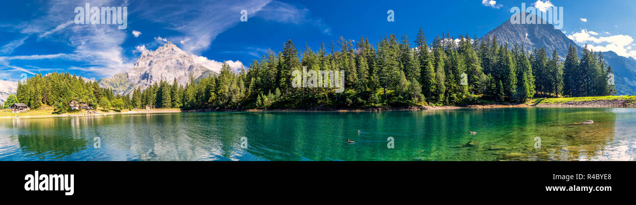Arnisee mit Schweizer Alpen. Arnisee ist ein Stausee im Kanton Uri, Schweiz, Europa. Stockfoto