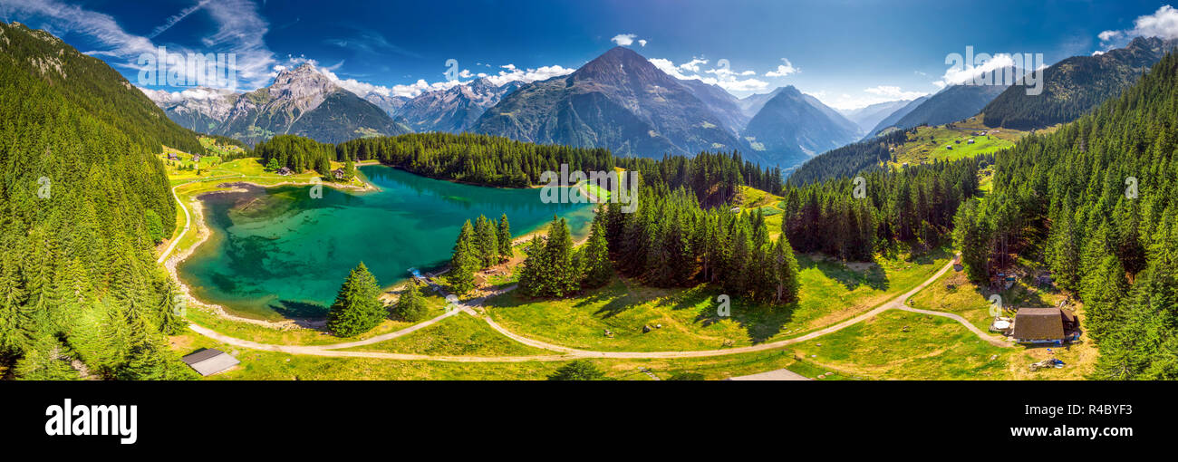 Arnisee mit Schweizer Alpen. Arnisee ist ein Stausee im Kanton Uri, Schweiz, Europa. Stockfoto