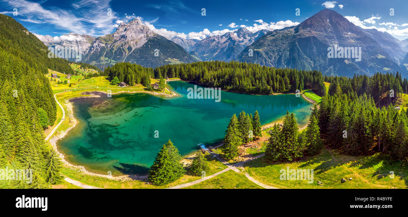 Arnisee mit Schweizer Alpen. Arnisee ist ein Stausee im Kanton Uri, Schweiz, Europa. Stockfoto