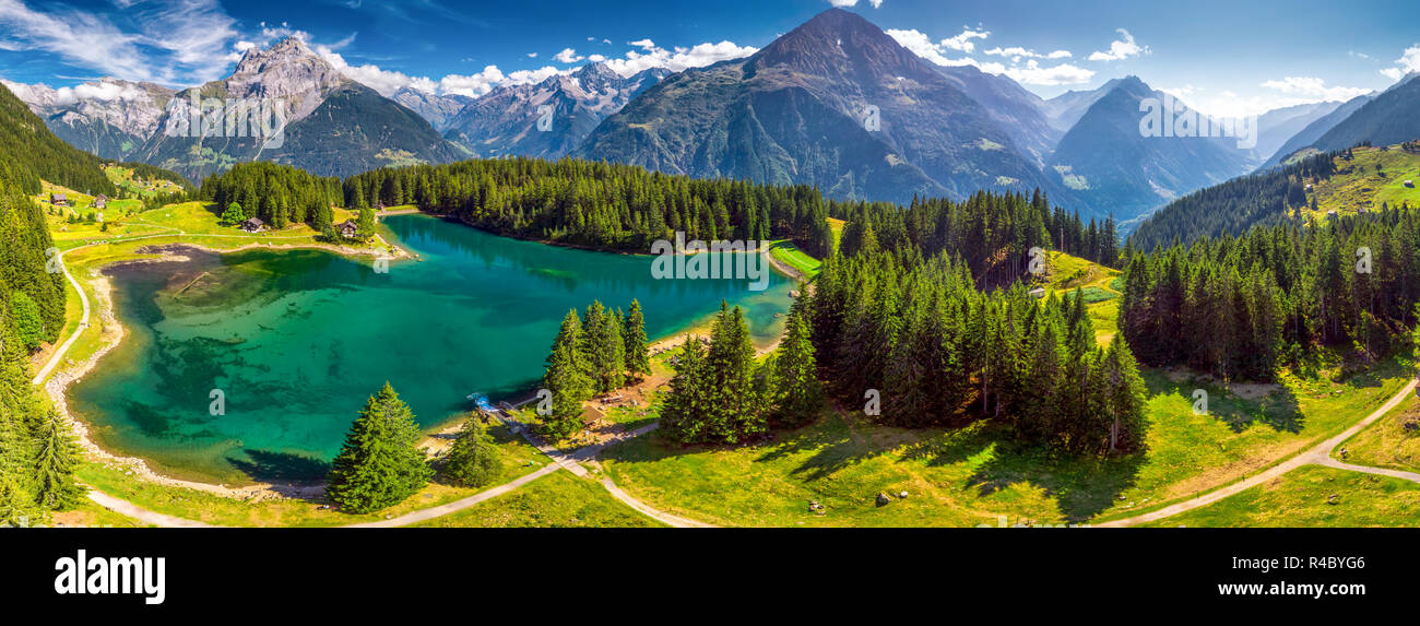 Arnisee mit Schweizer Alpen. Arnisee ist ein Stausee im Kanton Uri, Schweiz, Europa. Stockfoto