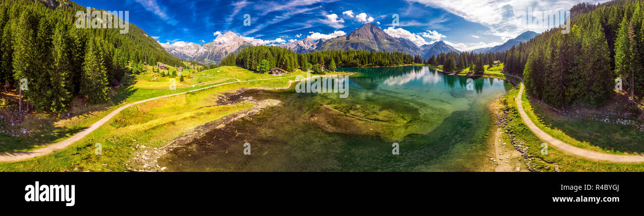 Arnisee mit Schweizer Alpen. Arnisee ist ein Stausee im Kanton Uri, Schweiz, Europa. Stockfoto