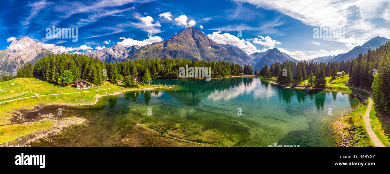 Arnisee mit Schweizer Alpen. Arnisee ist ein Stausee im Kanton Uri, Schweiz, Europa. Stockfoto