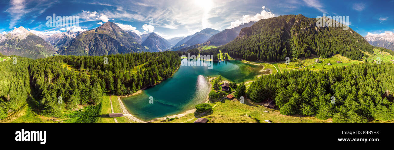 Arnisee mit Schweizer Alpen. Arnisee ist ein Stausee im Kanton Uri, Schweiz, Europa. Stockfoto