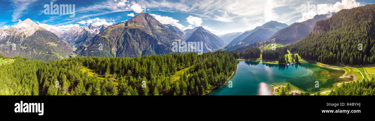 Arnisee mit Schweizer Alpen. Arnisee ist ein Stausee im Kanton Uri, Schweiz, Europa. Stockfoto