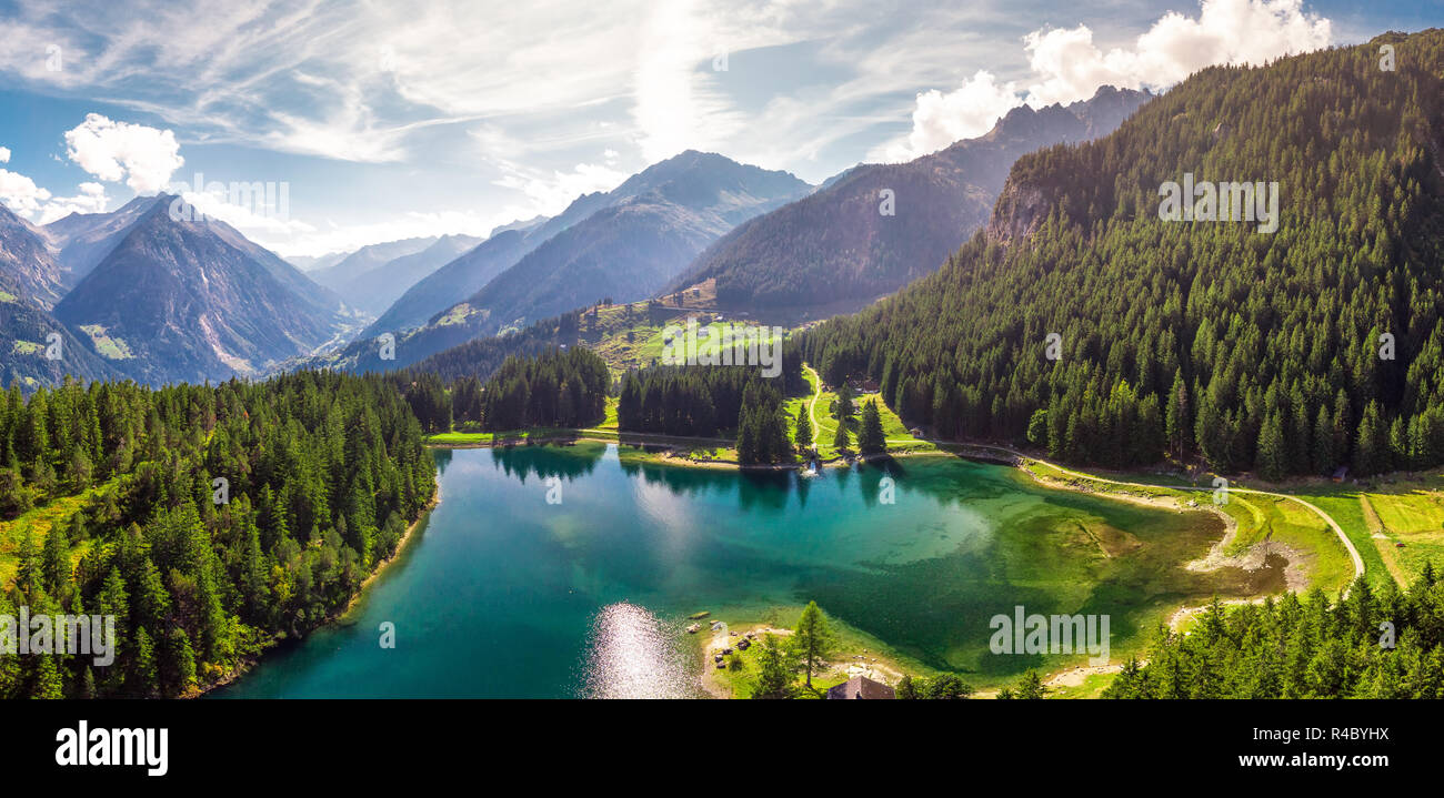 Arnisee mit Schweizer Alpen. Arnisee ist ein Stausee im Kanton Uri, Schweiz, Europa. Stockfoto