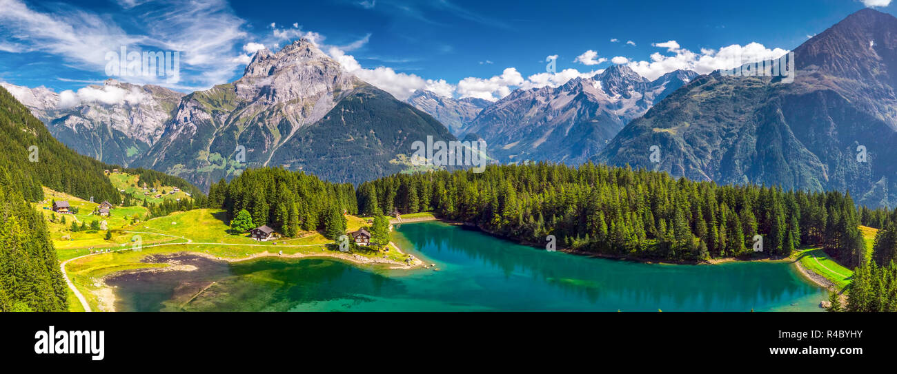 Arnisee mit Schweizer Alpen. Arnisee ist ein Stausee im Kanton Uri, Schweiz, Europa. Stockfoto
