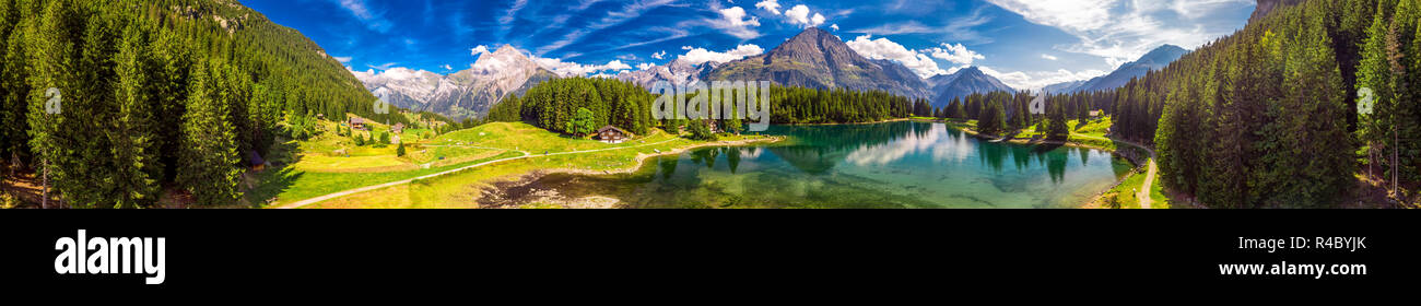 Arnisee mit Schweizer Alpen. Arnisee ist ein Stausee im Kanton Uri, Schweiz, Europa. Stockfoto