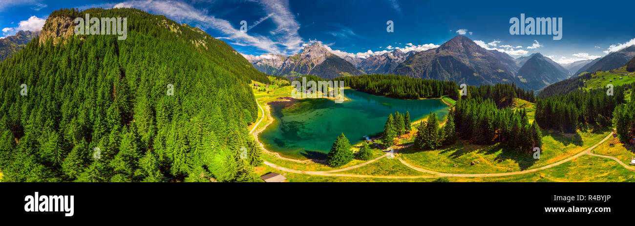 Arnisee mit Schweizer Alpen. Arnisee ist ein Stausee im Kanton Uri, Schweiz, Europa. Stockfoto