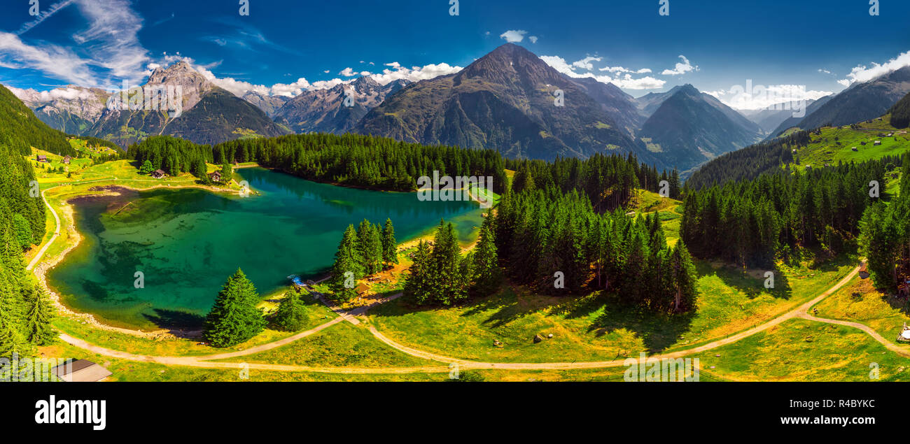 Arnisee mit Schweizer Alpen. Arnisee ist ein Stausee im Kanton Uri, Schweiz, Europa. Stockfoto