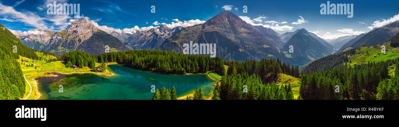 Arnisee mit Schweizer Alpen. Arnisee ist ein Stausee im Kanton Uri, Schweiz, Europa. Stockfoto