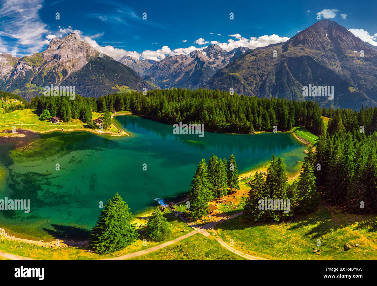 Arnisee mit Schweizer Alpen. Arnisee ist ein Stausee im Kanton Uri, Schweiz, Europa. Stockfoto